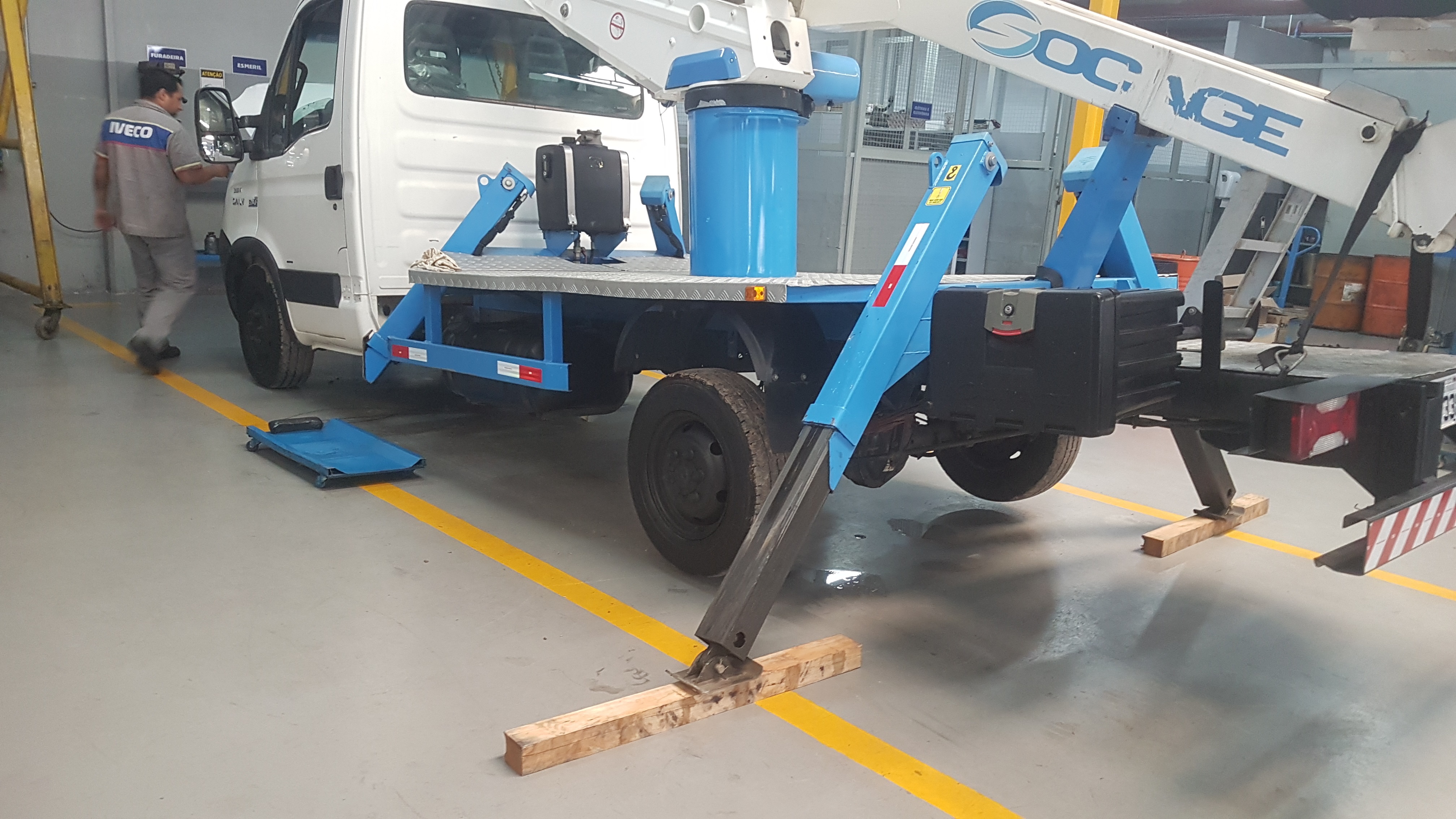 Manutenção de Plataforma elevatória sobre caminhão no ABC - JCranes